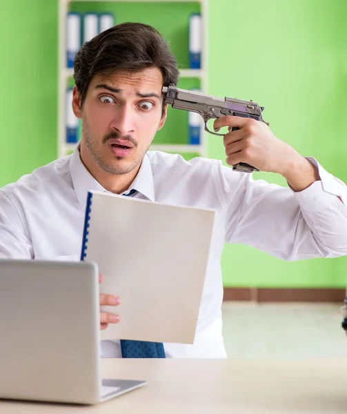 Verzweifelter Geschäftsmann denkt im Büro an Selbstmord — Stockfoto