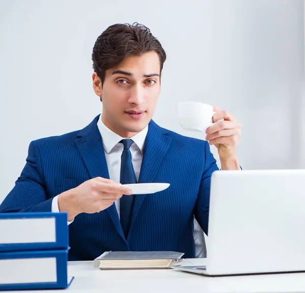 Junge hübsche Geschäftsfrau arbeitet im Büro am Schreibtisch — Stockfoto