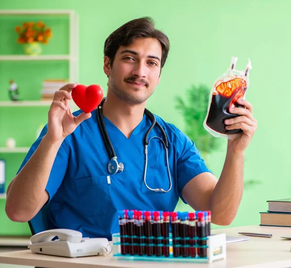 Doctor haciendo análisis de sangre en el laboratorio —  Fotos de Stock