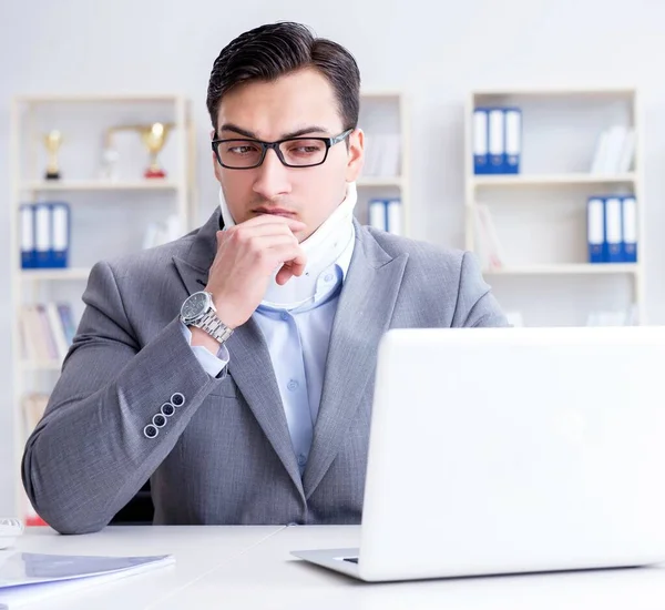 Empresario con lesión en el cuello trabajando en la oficina — Foto de Stock