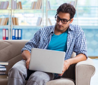 Bilgisayarlı beyaz öğrenci üniversite sınavlarına hazırlanıyor.