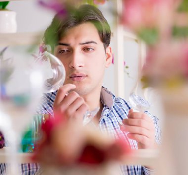 Genç yakışıklı dükkândan alışveriş yapıyor.