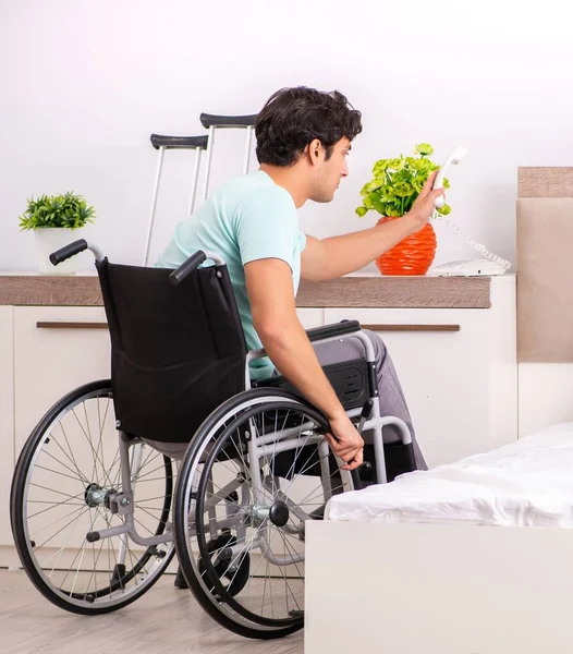 Fiatal jóképű fogyatékkal élő férfi lábadozik otthon — Stock Fotó