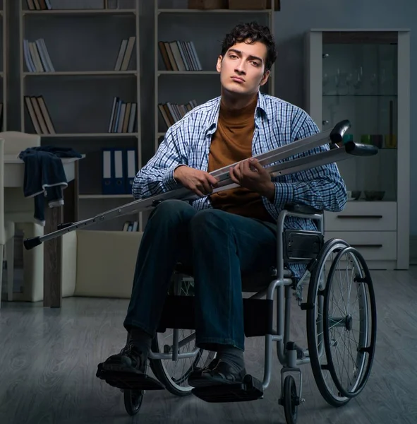 Homem que sofre de depressão em cadeira de rodas — Fotografia de Stock