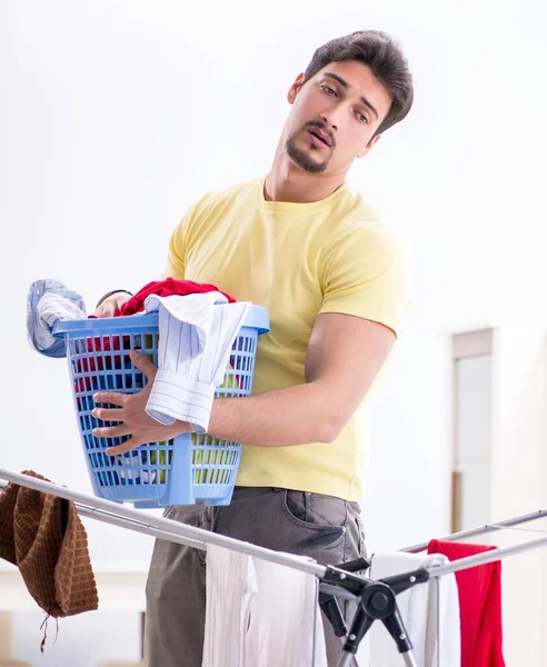 Bonito marido fazendo lavagem em casa — Fotografia de Stock