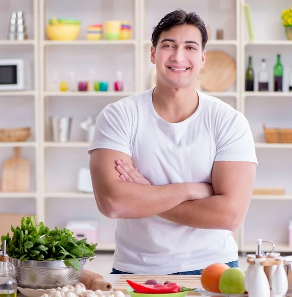 Jovem cozinheiro do sexo masculino trabalhando na cozinha — Fotografia de Stock