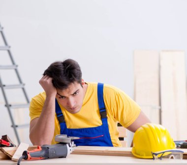 Kat tamircisi işinden memnun değil.