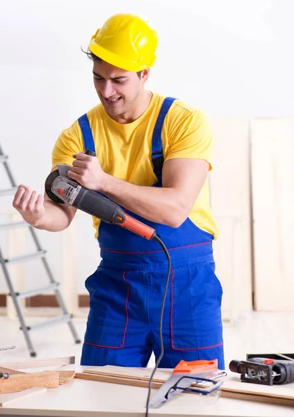 Fußbodenreparateur enttäuscht von seiner Arbeit — Stockfoto