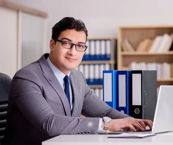 Homme d'affaires travaillant dans le bureau — Photo