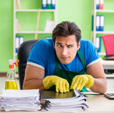 Hacker kişisel verileri çalmak profesyonel temiz kapak altında