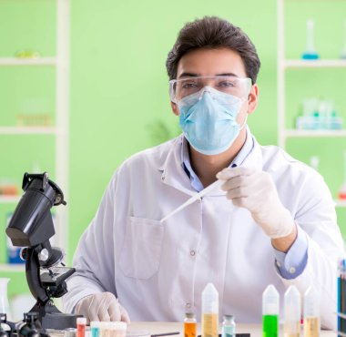 Laboratuvarda çalışan bir kimyager.