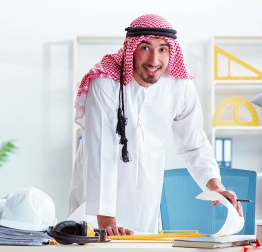 Arap mühendis yeni proje üzerinde çalışıyor