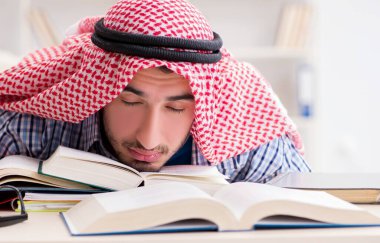 Üniversite sınavlarına hazırlanan Arap öğrenci