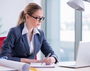 Projede çalışan kadın mimar