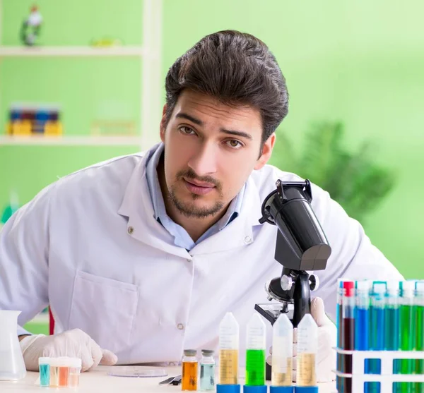 Chemiker im Labor — Stockfoto