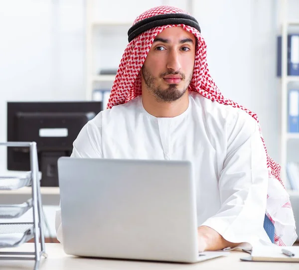 Arabische zakenman werkzaam in het kantoor — Stockfoto