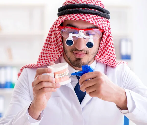 Odontólogo árabe trabajando en un nuevo implante dental —  Fotos de Stock