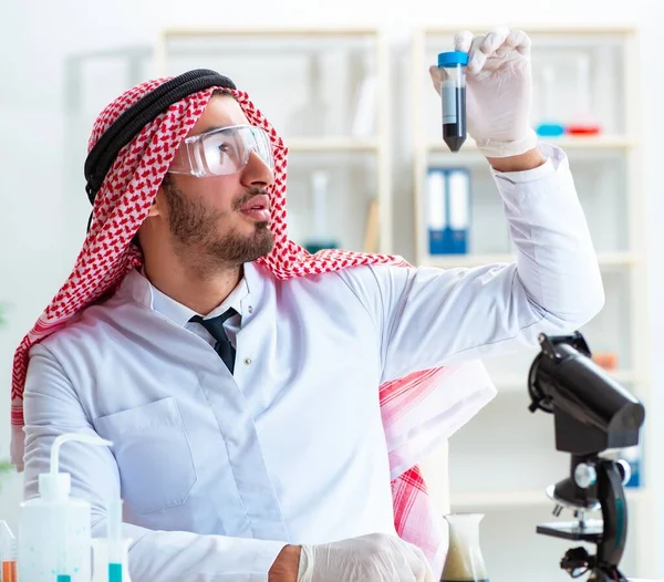 Científico químico árabe probando la calidad de la gasolina de petróleo — Foto de Stock