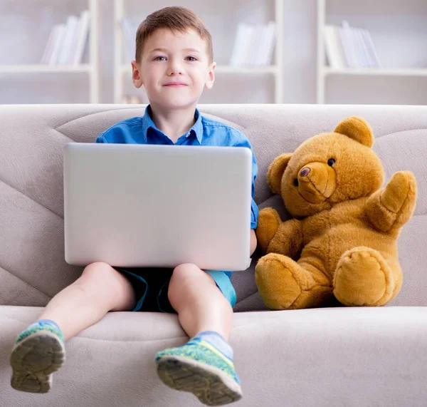 Kleine jongen surfen op internet op laptop — Stockfoto