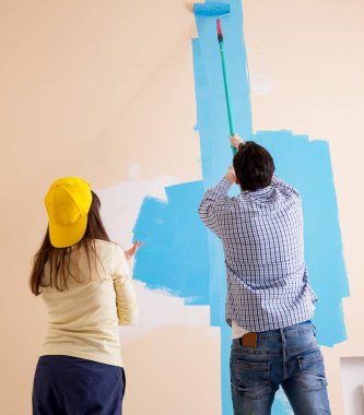 Karı koca evlerinde tadilat yapıyorlar.