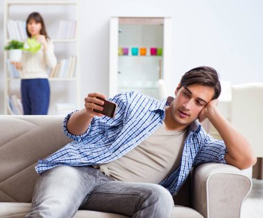 Evde birbirini aldatan bir çift.