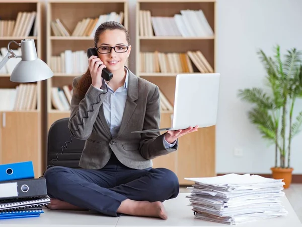 Occupata donna d'affari arrabbiata seduta sulla scrivania in ufficio — Foto Stock