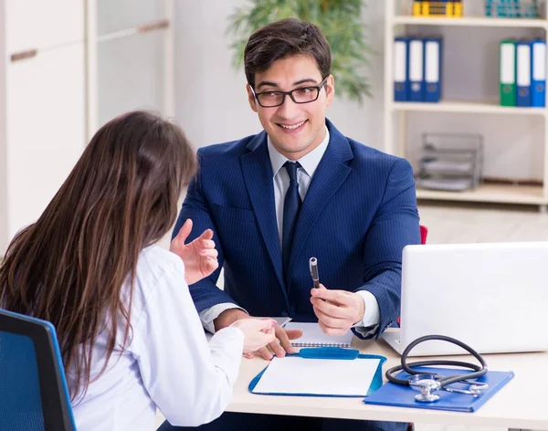 Empresario discutiendo problemas de salud con el médico — Foto de Stock