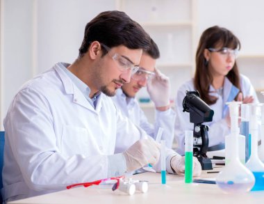 Laboratuvarda çalışan kimyagerler.