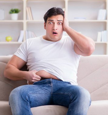 Diyet konseptinde şişman obez adam