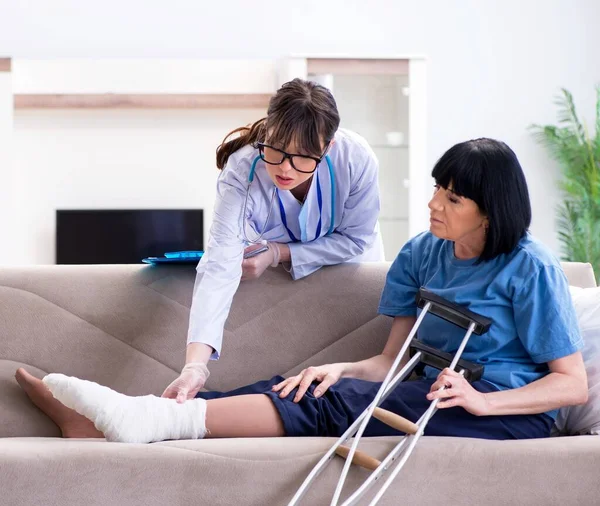 Medico esaminando vecchia donna matura dopo incidente — Foto Stock