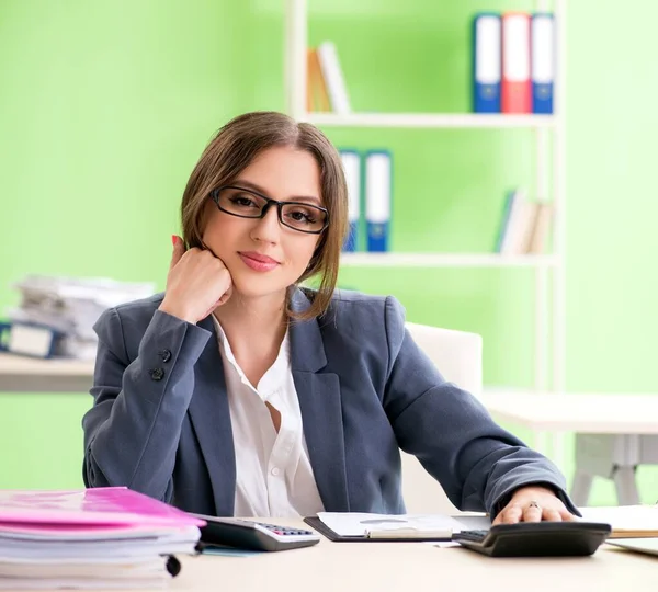 Vrouwelijke financieel manager werkzaam in het kantoor — Stockfoto