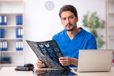 Klinikte çalışan genç bir erkek radyolog.