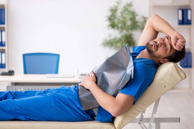 Klinikte çalışan genç bir erkek radyolog.