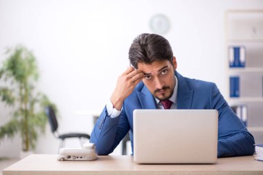 İş yerinde çalışan genç bir erkek.