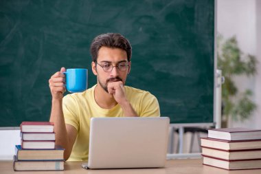 Sınavlara hazırlanan genç bir erkek öğrenci.