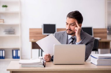 Ofiste çalışan genç bir erkek.