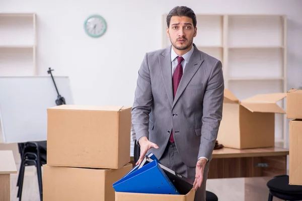 Jonge mannelijke werknemer in bedrijfsverplaatsingsconcept — Stockfoto