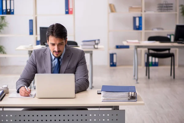 Giovane dipendente maschile che lavora in ufficio — Foto Stock