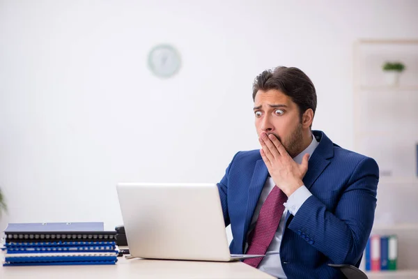 Joven empleado masculino que trabaja en el lugar de trabajo —  Fotos de Stock