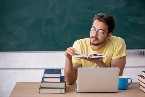 Jovem estudante se preparando para exames em sala de aula — Fotografia de Stock