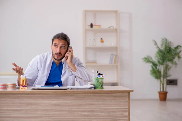 Jonge mannelijke odontoloog in telegeneeskunde — Stockfoto