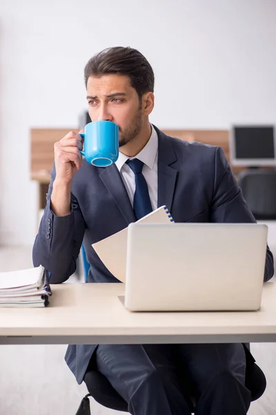 休憩中にコーヒーを飲む若い男性従業員 — ストック写真