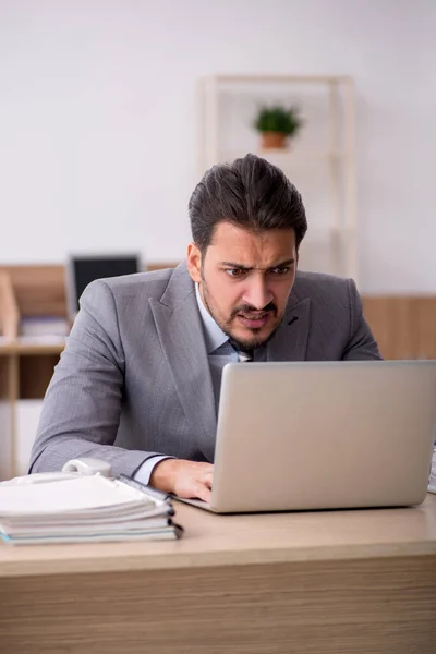 Junge männliche Angestellte im Büro — Stockfoto