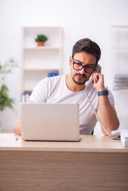 İş yerindeki genç erkek öğrenci.