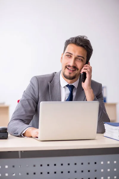 Joven empleado masculino que trabaja en la oficina — Foto de Stock