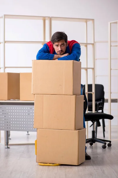 Jovem empreiteiro masculino em conceito de movimento no local de trabalho — Fotografia de Stock