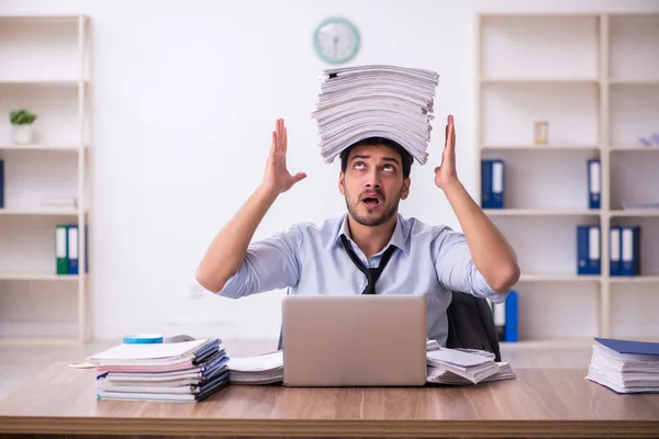 Jovem empresário empregado infeliz com excesso de trabalho no escritório — Fotografia de Stock