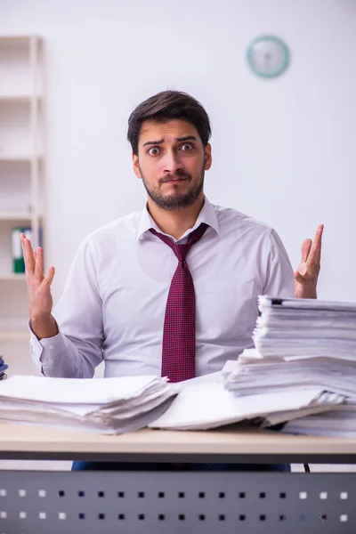 Jeune homme d'affaires employé mécontent du travail excessif au bureau — Photo