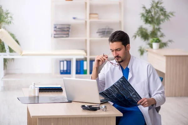 Junge Ärztin arbeitet in der Klinik — Stockfoto