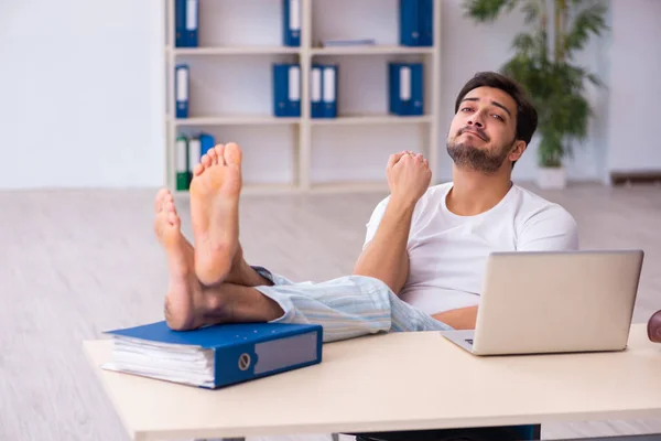 Joven empleado masculino que viene a trabajar directamente desde la cama — Foto de Stock